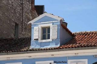 Anlageobjekt in Willibrachtstraße XX, 60431 Eschersheim, Abbruchreifes Dreifamilienhaus nebst 5 Garagen