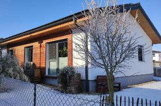 Haus kaufen in 84066 Mallersdorf-Pfaffenberg, Mallersdorf-Pfaffenberg - Bungalow mit angelegtem Grundstück, Carport u Fasssauna