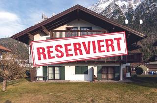 Wohnung kaufen in 82481 Mittenwald, 2-Zimmer-DG-Wohnung in Mittenwald mit Balkon & TG-Stellplatz, renovierungsbedürftig
