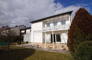 Einfamilienhaus kaufen in 92318 Neumarkt, Individuelles Einfamilienhaus mit Einliegerwohnung in Toplage - ideale Basis für Ihre Wohnträume!
