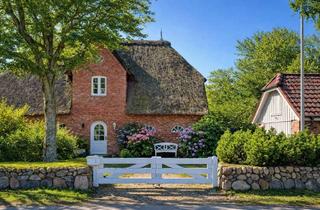 Haus kaufen in 25938 Utersum, Gemütliches Reetdachhaus mit zwei Wohneinheiten in Utersum