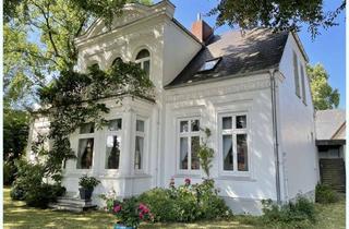 Villa kaufen in 25813 Husum, TOPZUSTAND: Repräsentative historische Stadtvilla mit Gästehaus u Pool auf einem parkartigen Areal !
