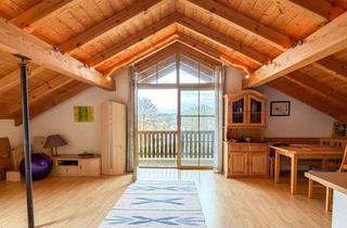 Wohnung kaufen in 83367 Petting, Attraktive Dachgeschosswohnung mit Balkon und Stellplatz im Vierfamilienhaus auf Erbbaurecht