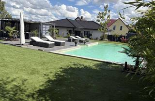 Haus kaufen in 53577 Neustadt, Provisionsfrei Walmdach Bungalow mit Pool und sep. Baugrundstück