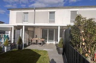 Haus kaufen in 65428 Rüsselsheim, Modernes Reihenmittelhaus (BJ 2011) mit 20 m² überdachter Terrasse, Einbauküche und Stellplatz