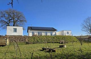 Haus kaufen in 54655 Seinsfeld, Modernes Wohnen auf einer Ebene – Neuwertiger Bungalow mit Photovoltaik, zwei Garagen – Ortsrandlage