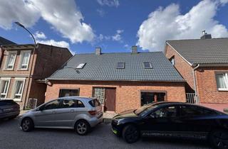 Haus kaufen in Hinter Dem Sandberg 29, 25524 Itzehoe, Zweifamilienhaus mit Potenzial in zentraler Lage