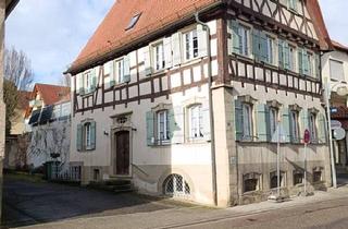 Haus kaufen in Hauptstrasse 35, 75056 Sulzfeld, Sulzfeld - Gemütlich und charmant Wohnen im Fachwerkhaus. Mitten im Ort, aber mit Garten und Garagen.