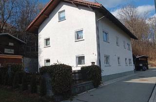 Haus kaufen in 94209 Regen, Regen - Zweifamilienhaus mit Garten, Terrasse & Carport in Regen