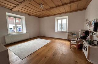 Wohnung mieten in 83714 Miesbach, Helle 3-Zimmer-Wohnung mit traumhafter Holzbalkendecke und Parkettboden im Herzen Miesbachs