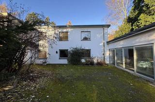 Doppelhaushälfte kaufen in 37574 Einbeck, Doppelhaushälfte mit großem Grundstück und viel Potential in Bestlage von Einbeck