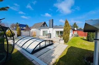 Haus kaufen in 15370 Fredersdorf-Vogelsdorf, Moderner Bungalow mit Pool, Kamin und traumhaftem Garten