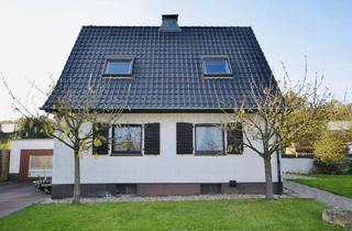 Haus kaufen in 40880 Ratingen, Ratingen - Für Handwerker und Individualisten. Kleines Haus mit großem Grundstück in Tiefenbroich.