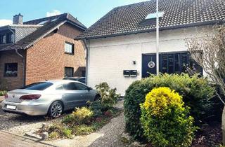 Wohnung kaufen in 41541 Dormagen, Charmante 2-Zimmer-Dachgeschosswohnung mit Loggia und ausgebautem Spitzboden in ruhiger Lage