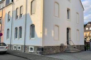 Haus kaufen in 35683 Dillenburg, Dillenburg - 3- FH mit Garage, überdachtem Freisitz, Terrasse, Balkon und schönem Garten in zentraler und doch ruhiger Wohnlage von Dillenburg