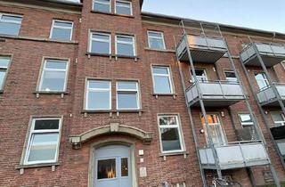 Wohnung mieten in Vorwerker Str. 133, 23554 St. Lorenz Nord, Wohnküche, modernes Duschbad, Einbauküche und Balkon im Dachgeschoss (4.Etage)