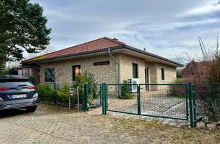 Haus kaufen in 17192 Waren, Gepflegter Bungalow Bj. 2016 in Waren (Müritz) mit Südgarten, Kamin und Wärmepumpe