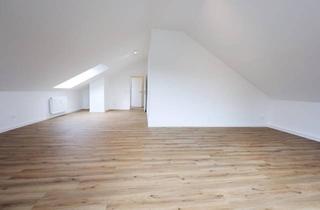 Wohnung kaufen in 47447 Moers, Moers - Dachgeschosswohnung mit Südbalkon, neuer EBK, Klima & Stellplatz