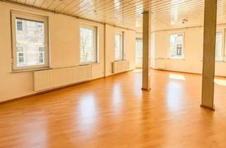 Wohnung kaufen in 90762 Fürth, Bezugsfreie 4-Zimmer-Wohnung mit Balkon und zwei Bädern im Herzen von Fürth