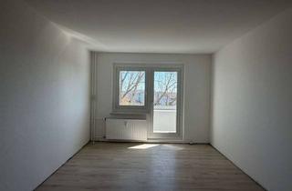 Wohnung mieten in Naumburger Ring 28, 12627 Hellersdorf, Großzügige, frisch gestrichene Familienwohnung mit Balkon und Wannenbad!