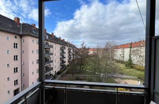 Wohnung kaufen in Grazer Platz 17, 12157 Berlin, Berlin - ca. 4,4 m² Balkon mit Blick in einen grünen Innenhof