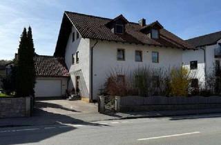 Anlageobjekt in 94469 Deggendorf, Solide Kapitalanlage: 3-Familienhaus mit Garten und Stellplätzen in Deggendorf!