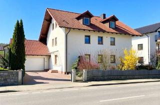 Anlageobjekt in 94469 Deggendorf, Solide Kapitalanlage: 3-Familienhaus mit Garten und Stellplätzen in Deggendorf!