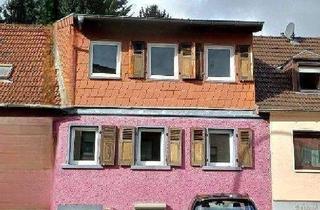 Reihenhaus kaufen in Elversbergerstrasse, 66386 St. Ingbert, Sankt Ingbert - Renoviertes Wohnhaus mit 2 Bädern, GWC, Innenhof, Terrasse, Garten und 2 Stellplätzen vor dem Haus, in St. Ingbert (Nähe Krankenhaus))