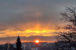 Immobilie mieten in 91448 Emskirchen, Großzügige 4-Zi.-Whg. (105 qm) mit Südbalkon, Dachterrasse & offenem Kamin – Zwischenmiete ab 09/26
