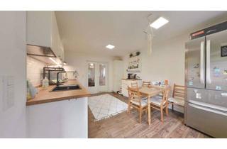 Wohnung kaufen in 90513 Zirndorf, Kapitalanlage: Modernisierte 3-Zimmer-Wohnung mit Balkon, EBK & Stellplatz