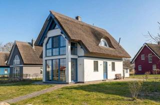Haus kaufen in Am Breetzer Bodden 16, 18569 Neuenkirchen, Traumhafter Seeblick: Individuelles Ferienhaus unter Reet in naturnaher Lage