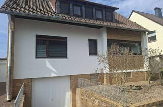 Haus kaufen in Lausitzer Straße, 31157 Sarstedt, Zweifamilienhaus mit großem Garten und freier Wohnung