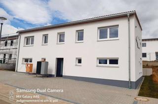 Wohnung mieten in Ahornring, 97318 Biebelried, 4,5-Zimmer-EG-Wohnung mit gehobener Innenausstattung, zwei Bädern und zwei Terrassen in Biebelried