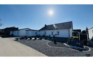 Haus kaufen in 18439 Stralsund, Ebenerdig wohnen in Stralsund – Moderner Bungalow mit Terrasse, Kamin und Garage