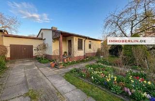 Haus kaufen in 14513 Teltow, IMMOBERLIN.DE - Charmanter Bungalow mit Gestaltungspotenzial, Südwestgarten & Garage