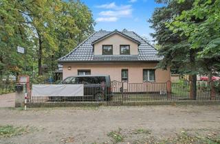 Einfamilienhaus kaufen in 15537 Erkner, Erkner - Bezugsfreies Einfamilienhaus mit Nebengebäude, großem Garten & Pool - vielseitig nutzbar!
