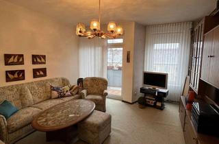 Wohnung kaufen in 12101 Tempelhof, Charmante und bezugsfreie 2,5-Zimmer Dachgeschosswohnung in Berlin-Tempelhof!