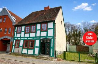 Haus kaufen in 17098 Friedland, HORN IMMOBILIEN++ Friedland, historisches Stadthaus mit 6 Zimmern, Kaminöfen, 2 Bädern und Garage