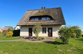 Haus kaufen in Am Breetzer Bodden 3a, 18569 Neuenkirchen, Ferienhaushälfte mit traditionellem Charakter und direktem Seeblick