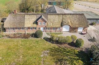 Haus kaufen in 25899 Klixbüll, Charmanter Resthof mit Reetdachhaus und großem Grundstück in Klixbüll