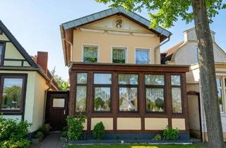 Haus kaufen in 18119 Seebad Warnemünde, Wasserblick? Ja! Kapitänshaus am Strom mit 2 Ferienwohnungen & Carport – absolute Rarität in Toplage