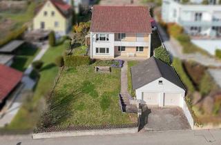 Anlageobjekt in 74363 Güglingen, Familien aufgepasst: Schön gelegenes Einfamilienhaus mit ELW, Garten und Doppelgarage