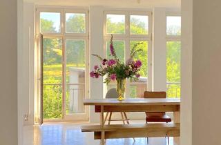 Wohnung kaufen in Waldmüllerstraße, 14482 Klein Glienicke, Park- & Wasserblick zwischen Schlössern und See: 3-Zi. mit großer Wald-Terrasse in Klein-Glienicke