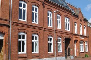 Immobilie mieten in Nordbahnhofstrasse 33, 25813 Husum, Sonnige Dachwohnung in zentraler Lage, frisch renoviert und möbliert mit Küchenausstattung