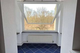 Wohnung kaufen in Laehr'scher Jagdweg, 14167 Zehlendorf, unverbaubarer Blick ins Grüne - 2,5 Zimmer mit Loggia