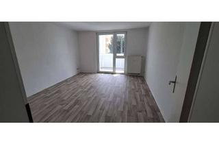 Wohnung mieten in Heinrich-Böll-Str. 44, 04552 Borna, schöne helle, sanierte 3RWE mit verglastem Balkon und Einbauküche