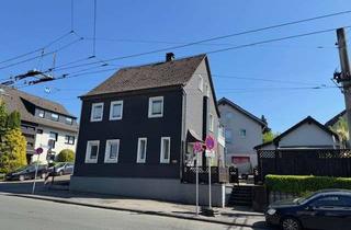 Einfamilienhaus kaufen in 42655 Solingen-Mitte, Freistehendes Einfamilienhaus mit Einliegerwohnung und Garage mit Lagerraum.