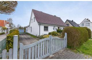 Doppelhaushälfte kaufen in 25774 Lunden, Solide Doppelhaushälfte mit weitläufigem Grundstück und Modernisierungspotenzial in Lunden