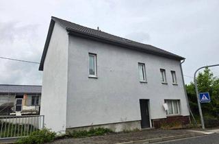 Haus kaufen in 57539 Roth, Renovierungsbedürftiges Zweifamilienhaus (teilweise saniert) mit Potenzial und Garage in Roth