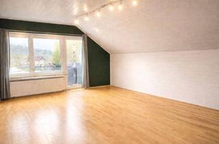 Wohnung kaufen in 97080 Würzburg, Würzburg - Gepflegte 4-Zimmer-Dachgeschosswohnung mit Westbalkon, Einbauküche und Stellplatz in Würzburg-Oberdürrbach